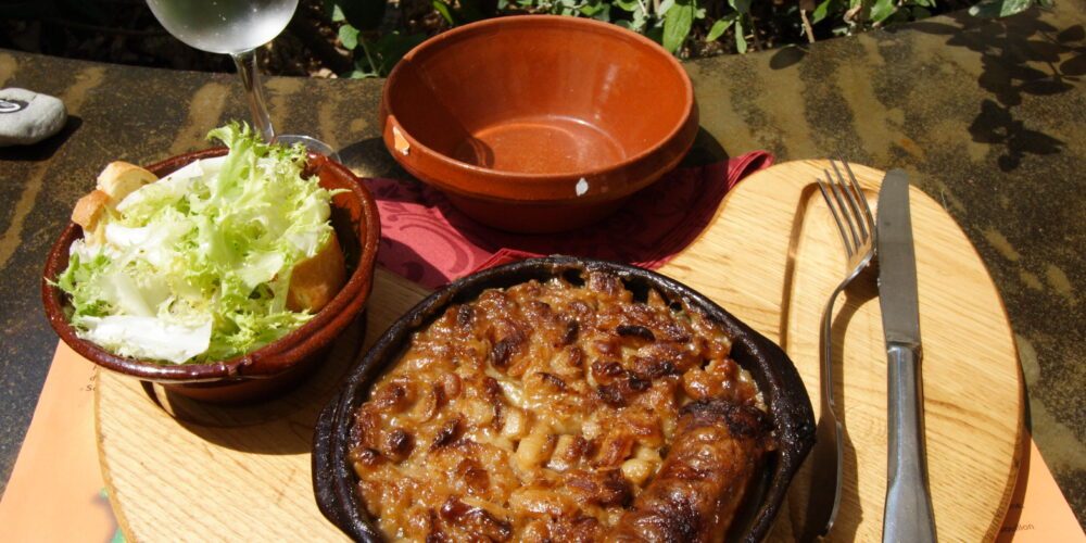 Le cassoulet de Castelnaudary servi dans sa cassole