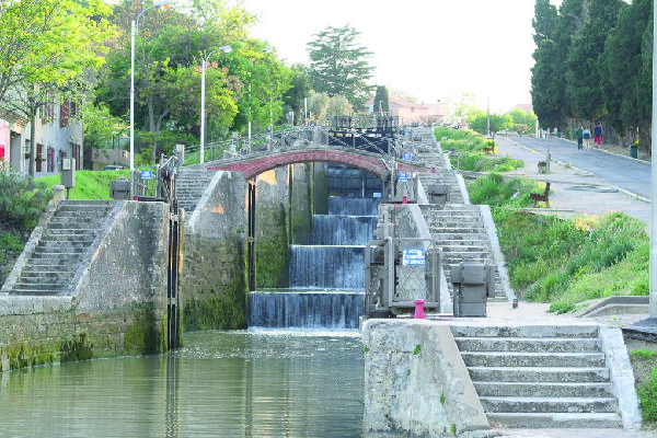 Les 9 écluses de Fonsérannes sur le Canal du Midi près de Béziers