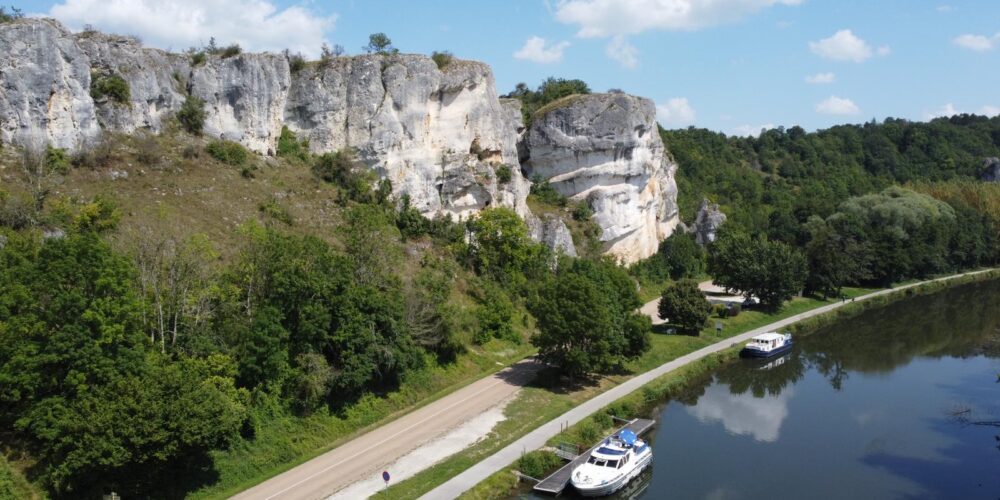 Les rochers du Saussois surplombant le canal du Nivernais