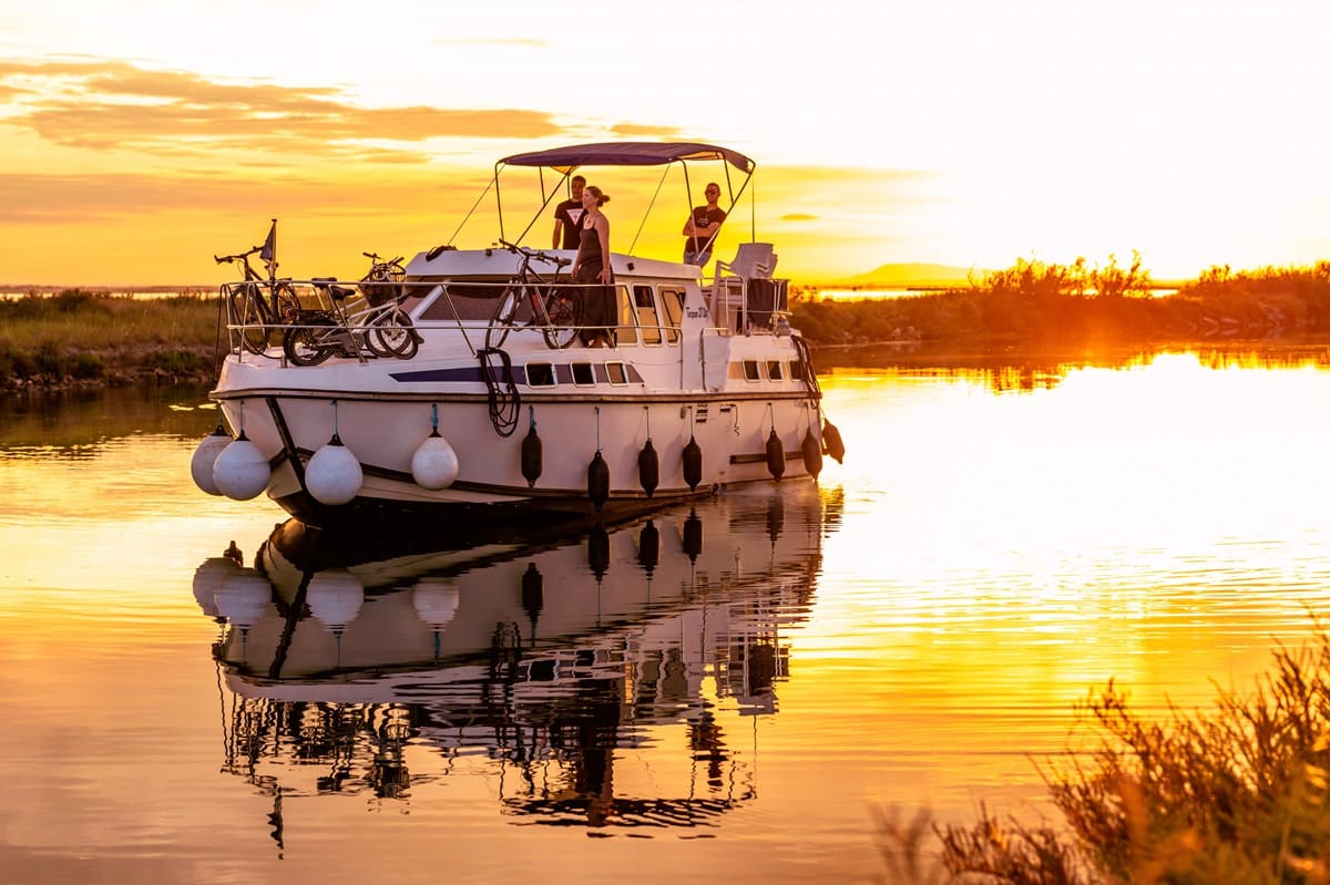 Bateau sans permis en Camargue au coucher du soleil