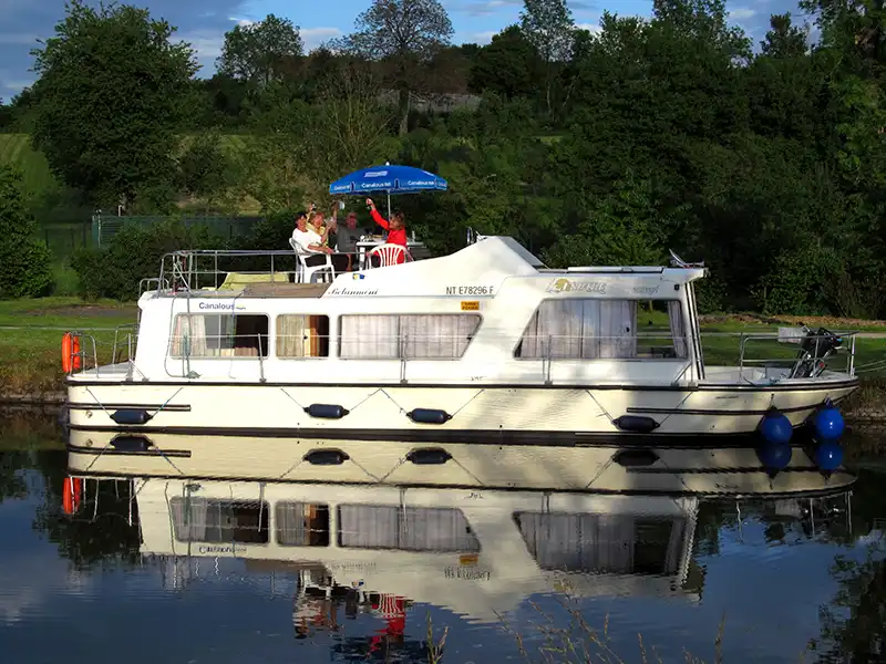 Péniche sans permis Espade Concept Fly sur le Canal du Midi