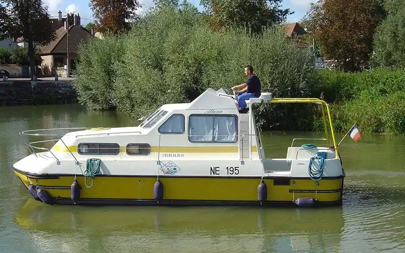 Bateau sans permis Triton 860 Fly sur le Canal du Midi